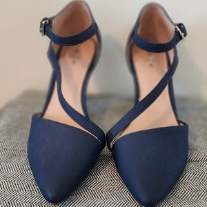 Kitten heel dress shoe